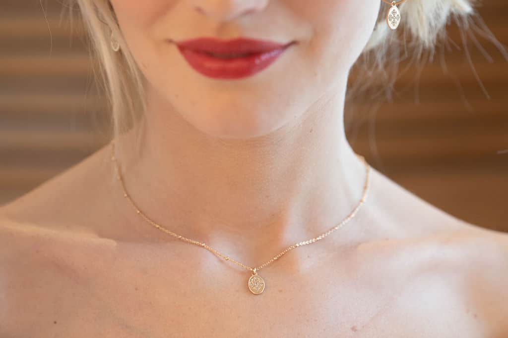 Collier chaine perles et médaillon croix zirconium plaqué or 3 microns