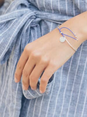 Jonc fin en argent massif et petite médaille à graver