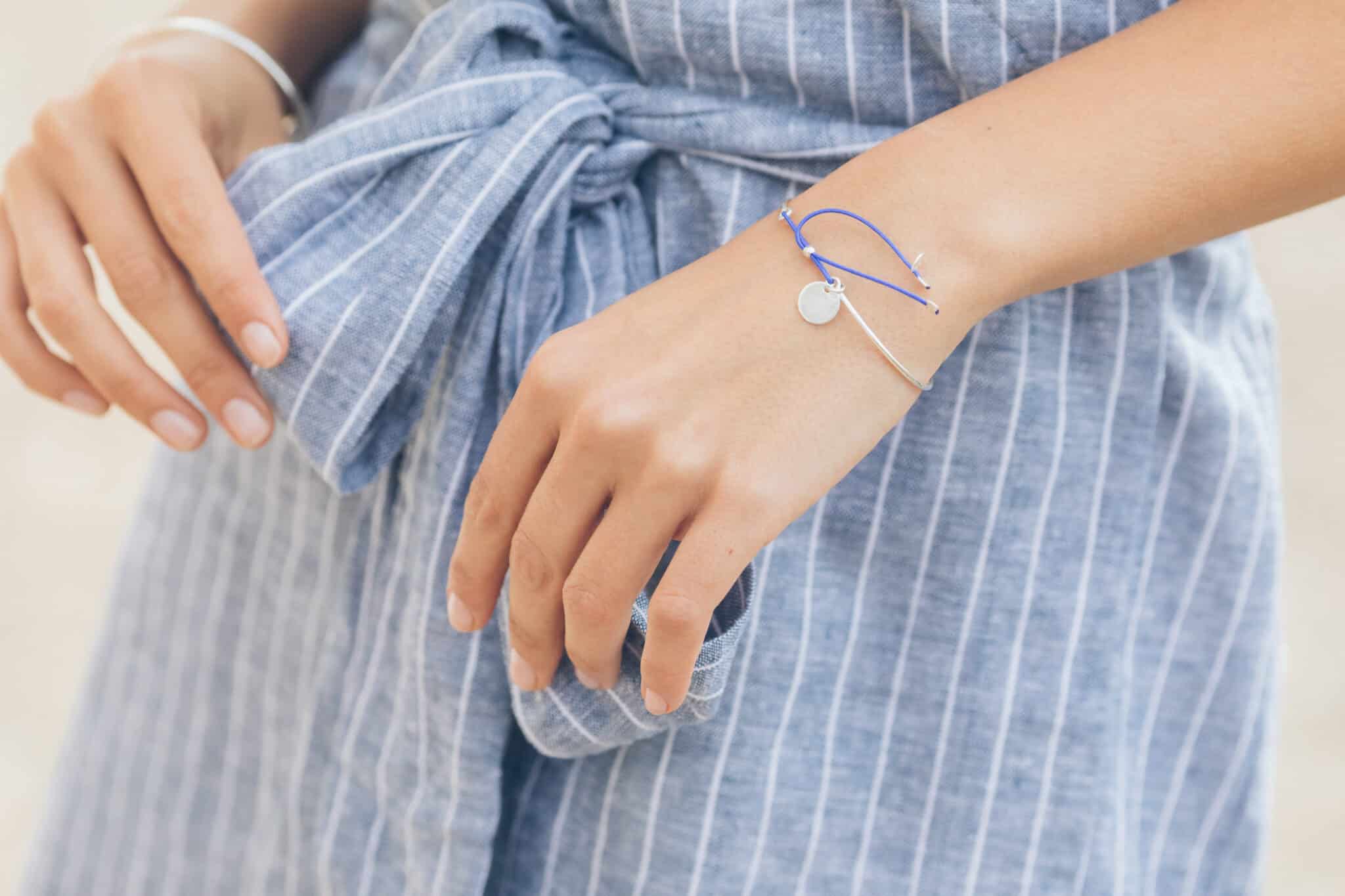 Jonc fin en argent massif et petite médaille à graver