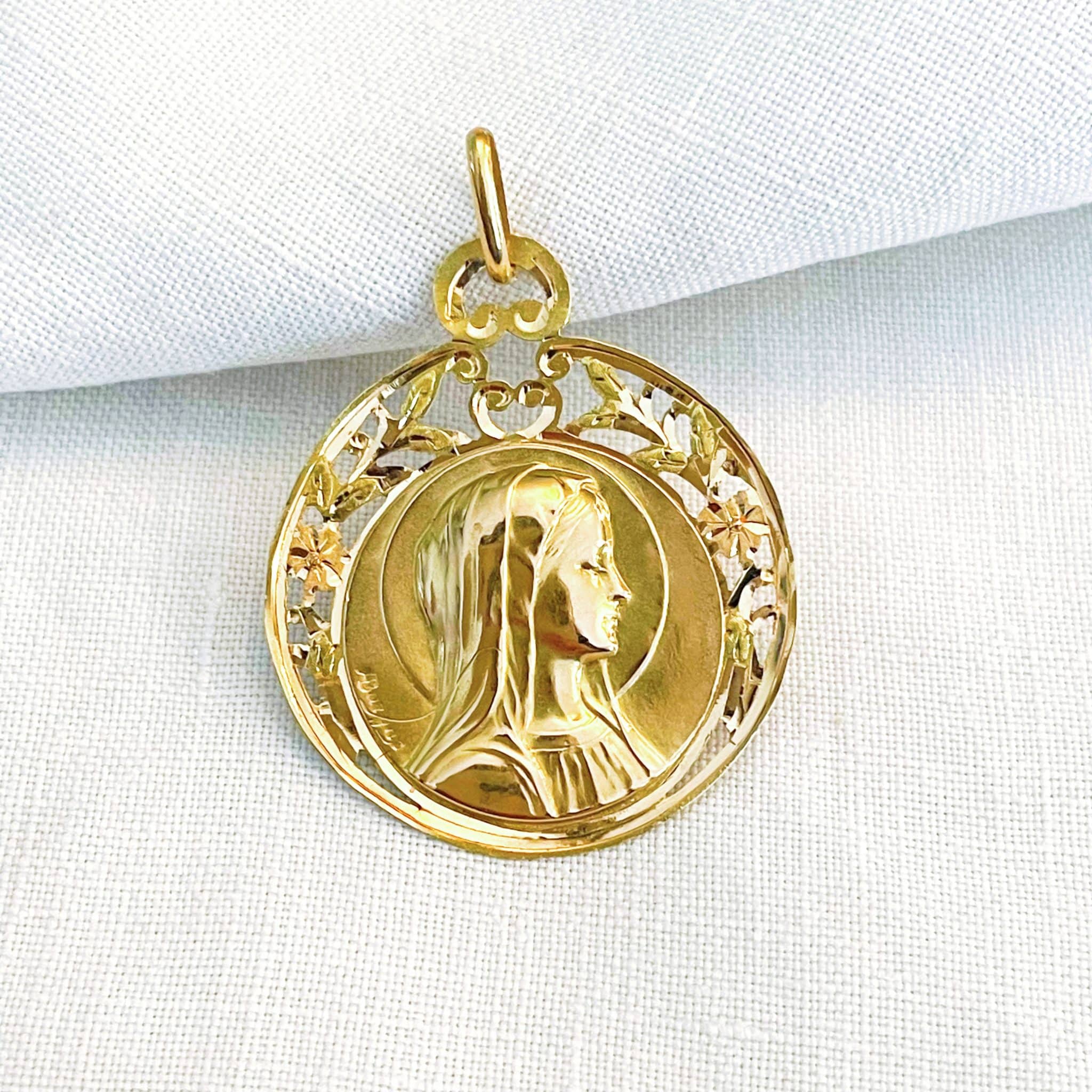 Grosse médaille ancienne en or de la Vierge Marie auréolée