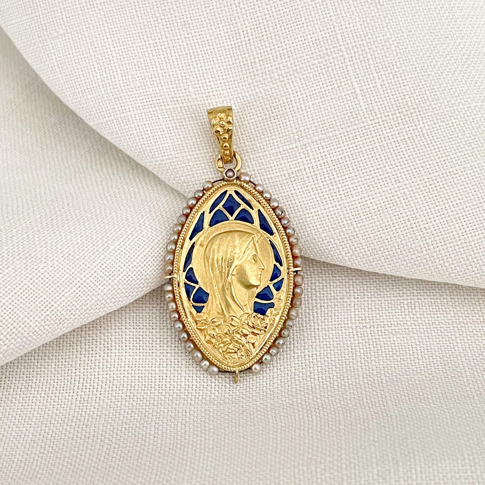 Médaille Vierge aux Roses en or, émail et perles