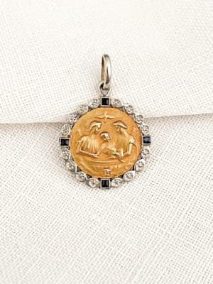 Médaille ancienne des anges baptiseurs en or jaune et saphirs